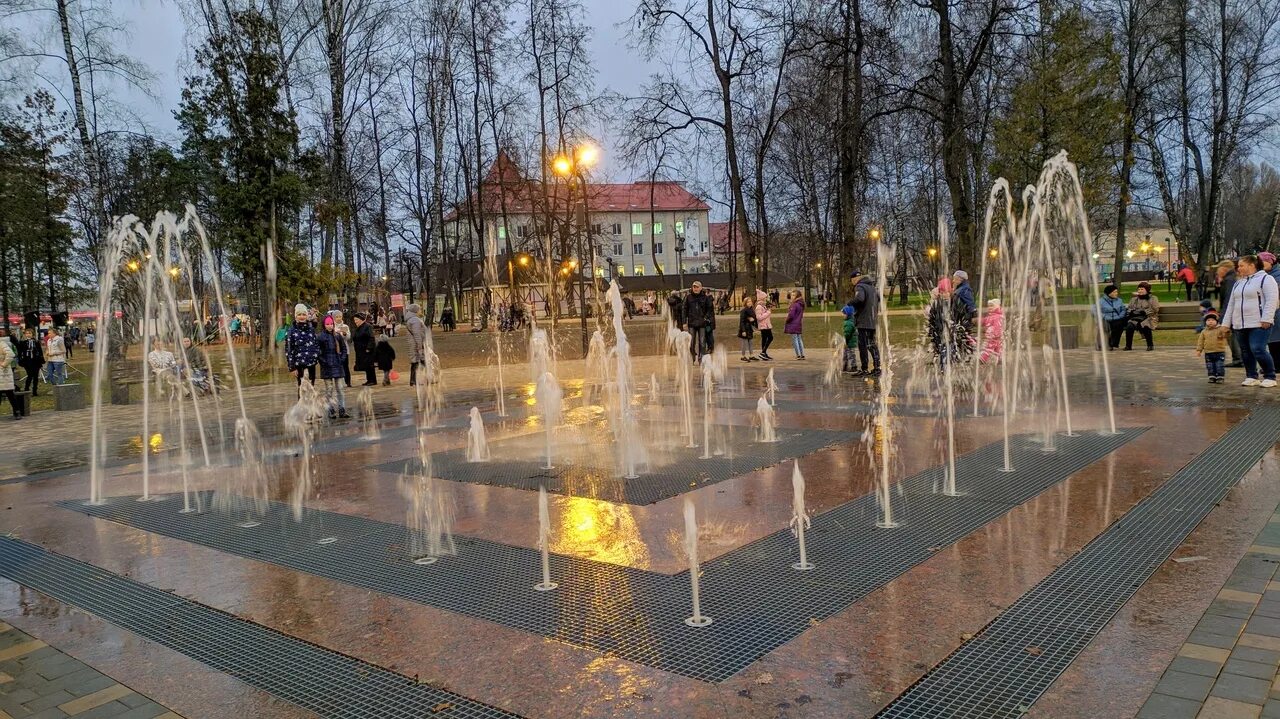 Погулять брянске. Майский парк Брянск Бежица. Майский парк Брянск Бежица аттракционы. Майский парк культуры Брянск. Майский парк Брянск фонтан.