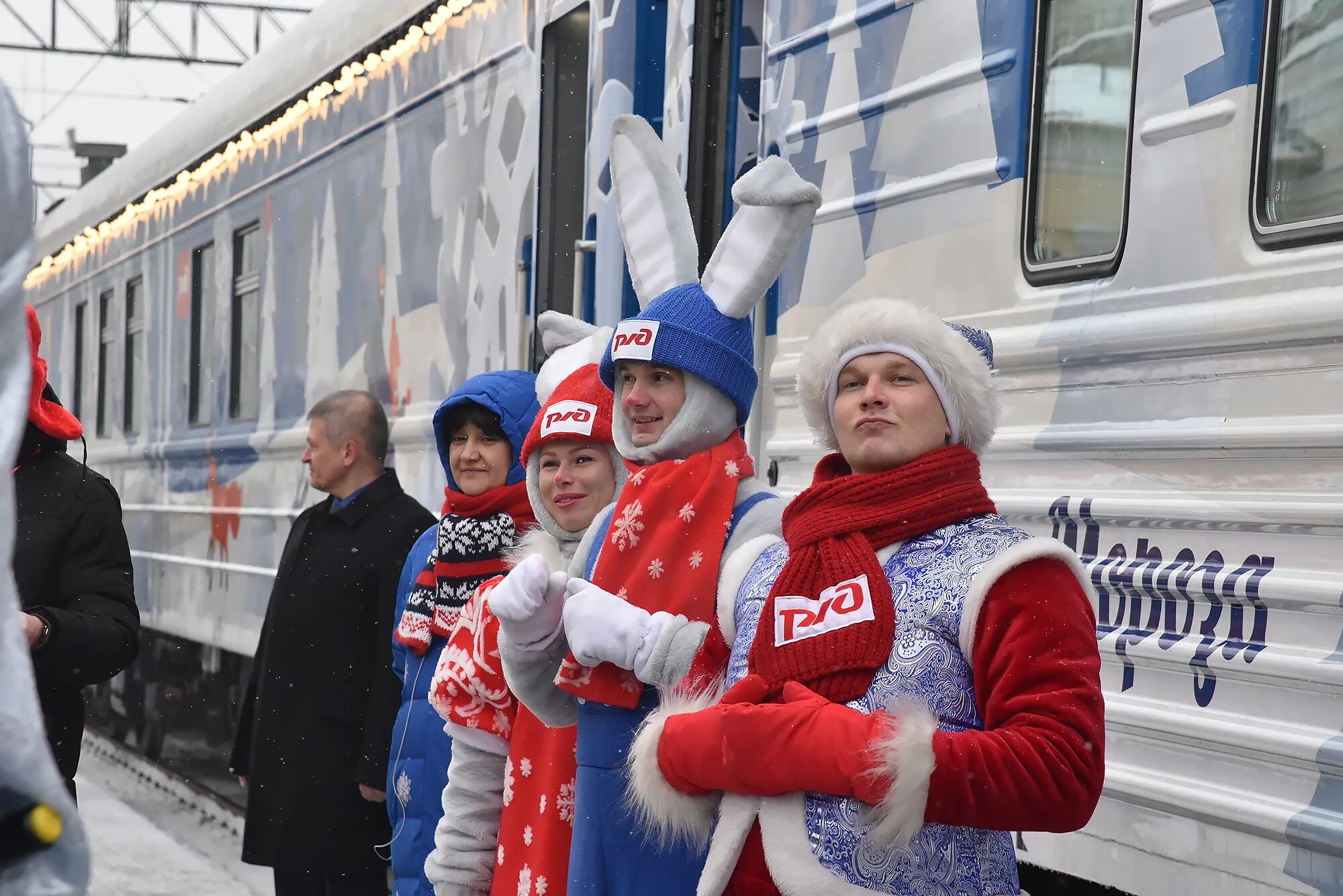 Приезд поезда москва. Поезд Деда Мороза 2023 Москва. Российские поезда. Новогодний поезд. Новогодний экспресс поезд.