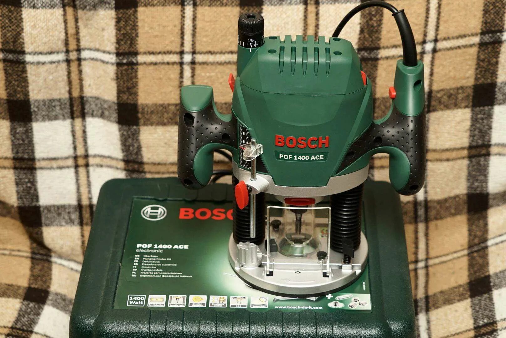 Pof 1400 ace 1400 вт. Bosch POF 1400 Ace. Фрезер Bosch 1400. Фрезер бош POF 1400. Фрезер POF 1400 Ace.