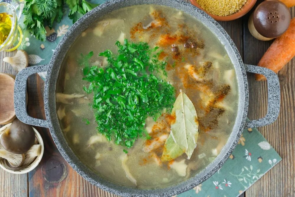 Вкусный суп с вешенками рецепт. Губница грибной суп. Суп грибной с вешенок. Грибной суп с вешенками. Суп грибной из вешенки.