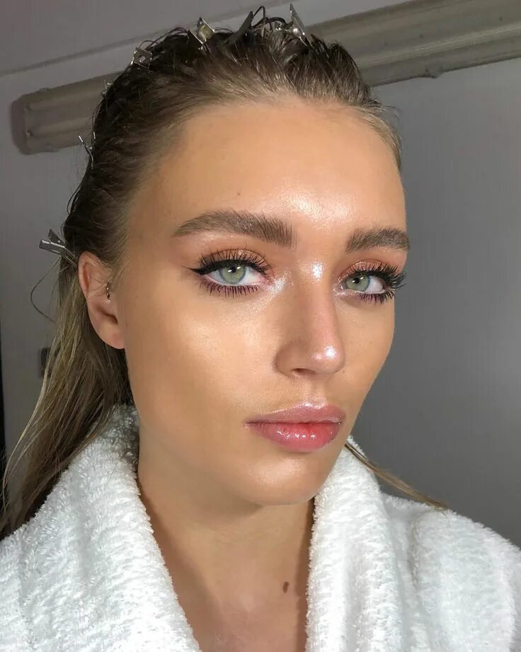 Glossy lids Glossy eyeshadow, Purple eyeshadow, Glossy eyes