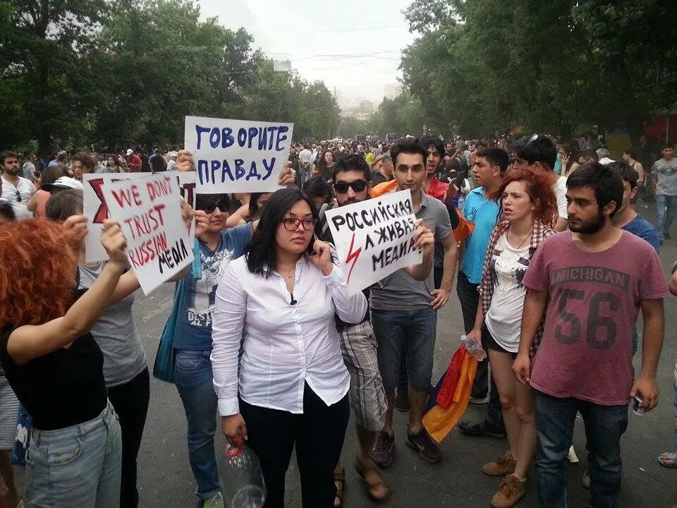 Сайт еревана на русском. Антироссийские митинги в Армении. Протесты в Армении против России. Митинги в Ереване против России. Демонстрация в Армении антироссийская.