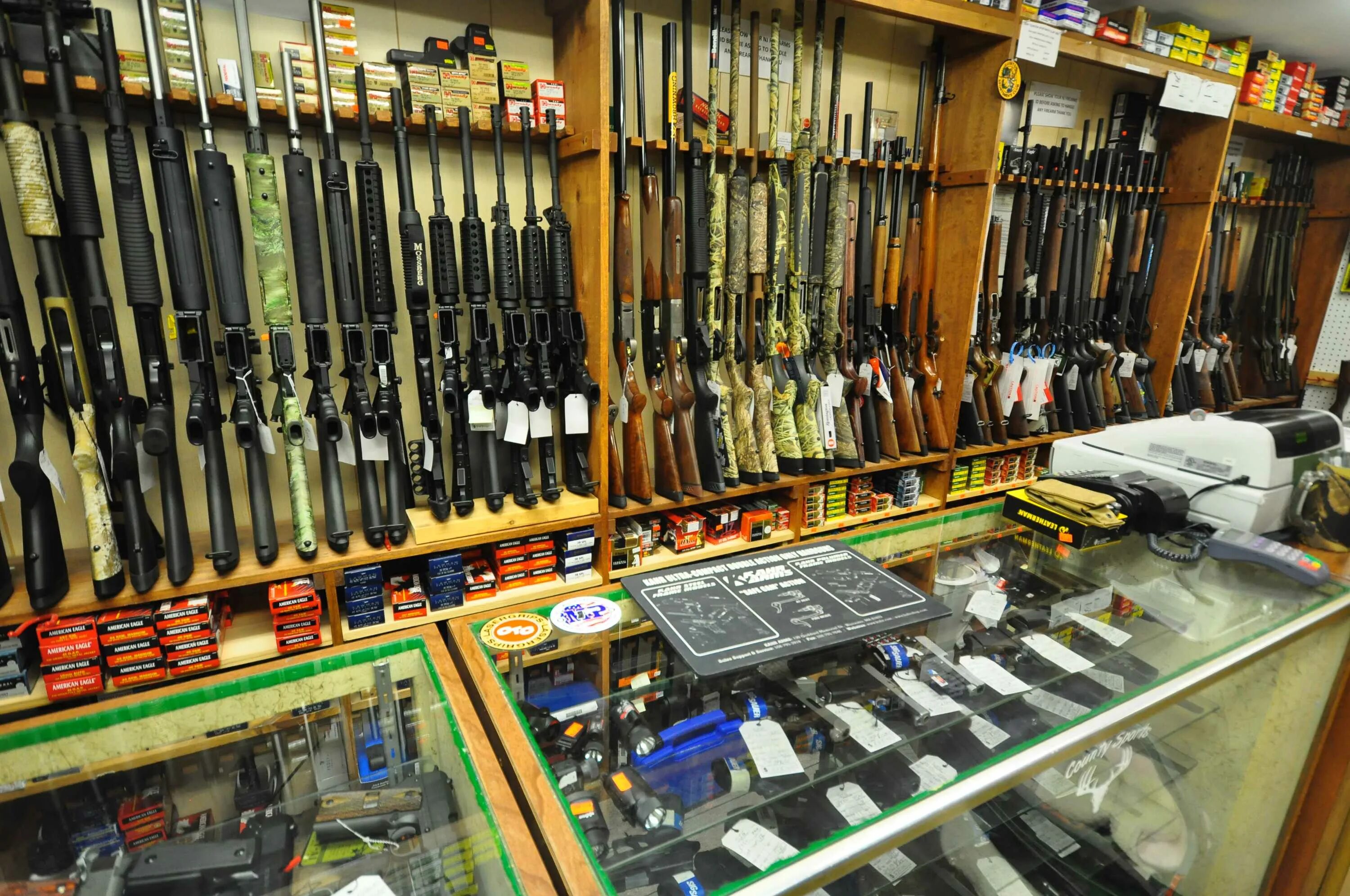 Комиссионное магазин ружье. Охотничий магазин Тобольск. Магазин оружия. Магазин оружия в Америке. Оружейный бизнес.