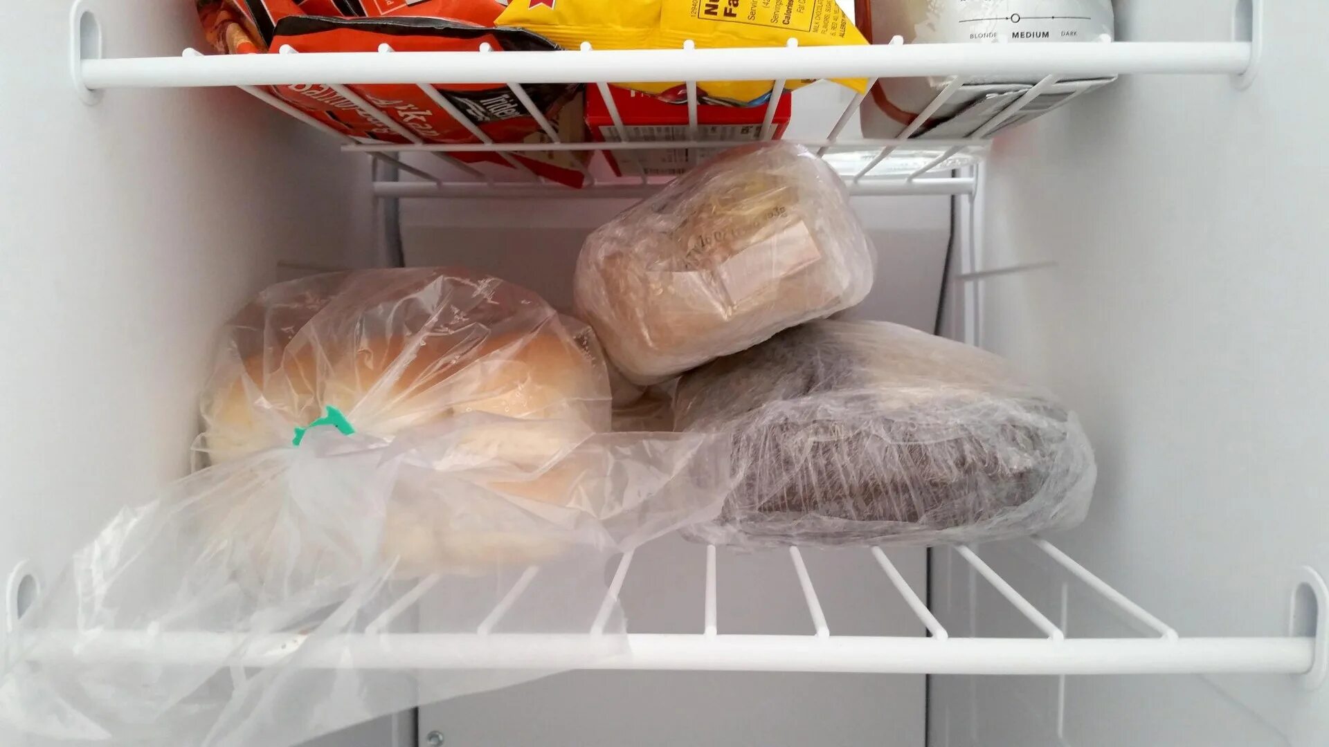 Тесто было в холодильнике. Хлеб в холодильнике. Хранение хлеба в холодильнике. Заморозка хлеба для хранения. Хлеб в пакете в холодильнике.