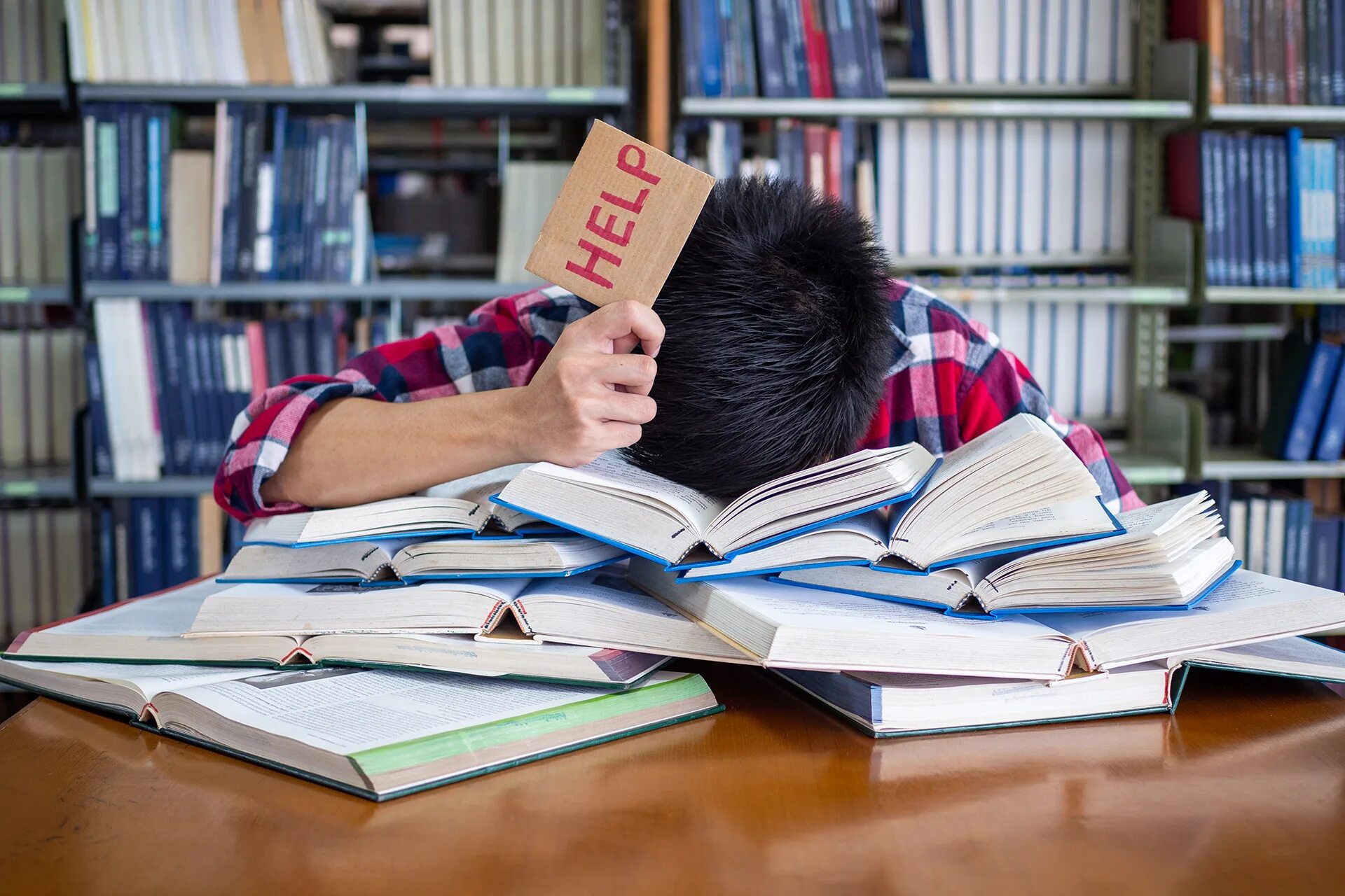 Stressed student. Уставший студент. Студент готовится к экзамену. Усталость от учебы. Стресс у студентов.