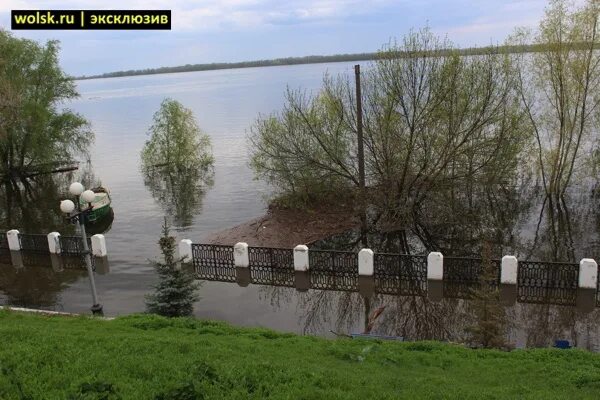 Wolsk ru. Вольск набережная. Саратов затопление набережной. Потоп на набережной Саратов. Потоп Волга Саратов набережная.