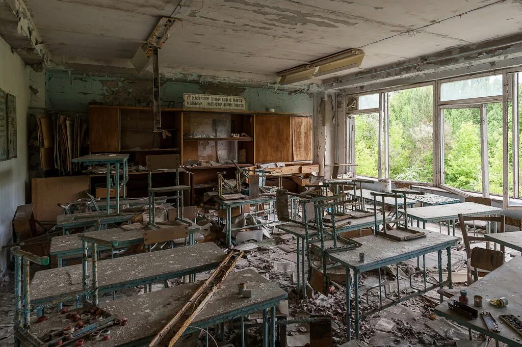 Класс в школе. Обстрел школы в донецке 2014. Советский школьный стул. Бардак в кабинете школы. Заброшенная школа кабинет.