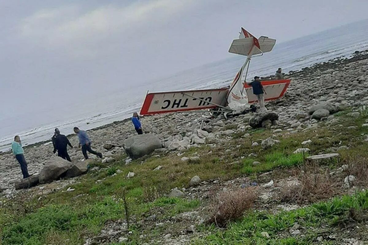 Какой самолет упал в море. Самолёт на берегу Каспийского моря. Каспийское море с самолета. Самолет упавший на Каспийское море. Остров Ратманова разбитый самолёт.