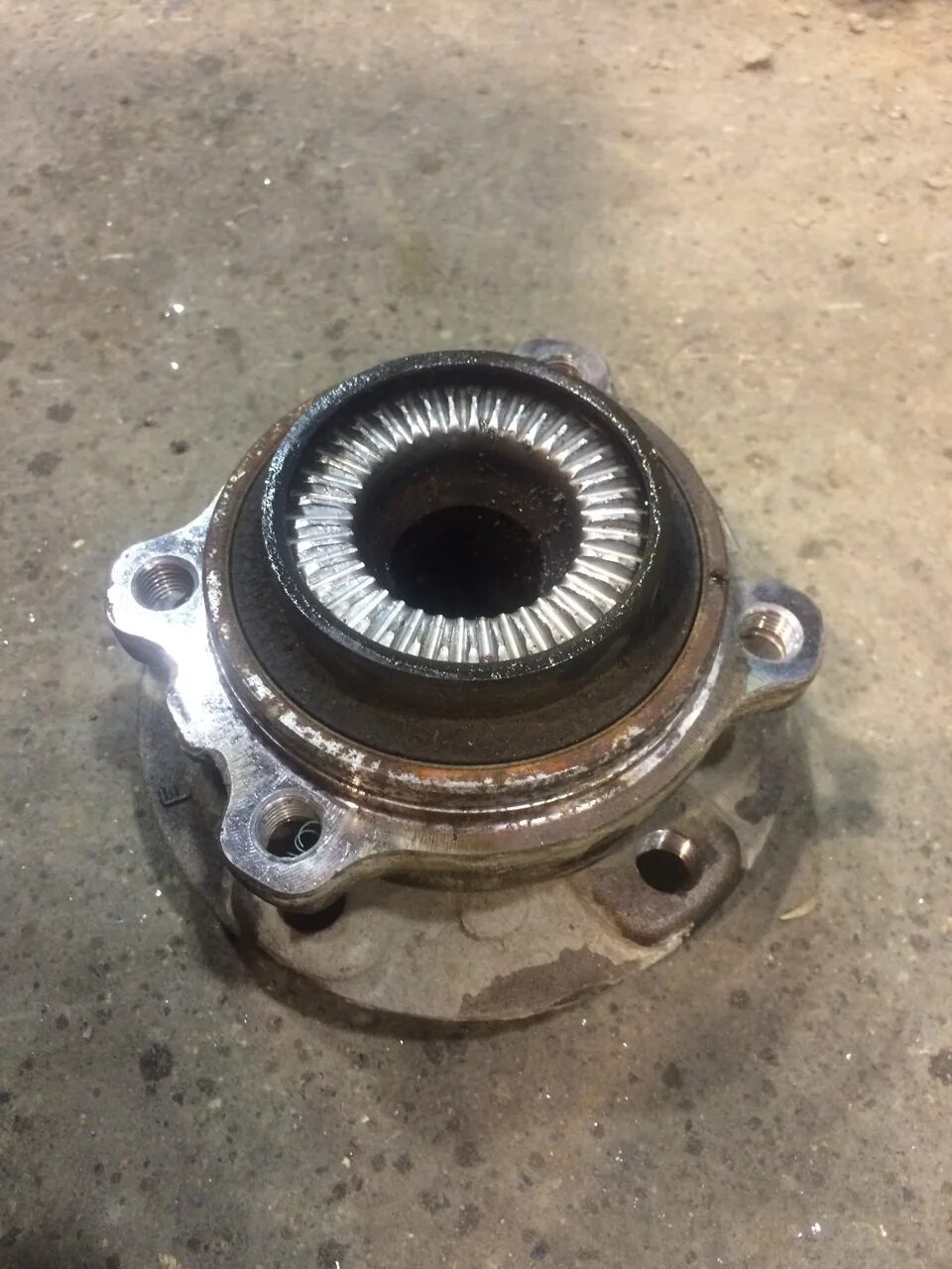 Подшипник ступицы бмв е39. Подшипник ступицы бмв е46 передний. Bmw подшипник задней ступицы. Подшипник ступицы бмв 520i. Задний ступичный подшипник бмв е46.