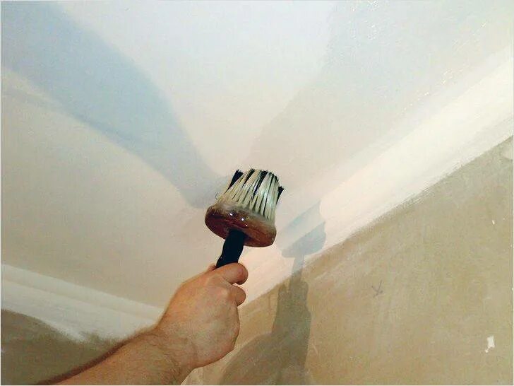 Перед покраской потолка нужно грунтовать