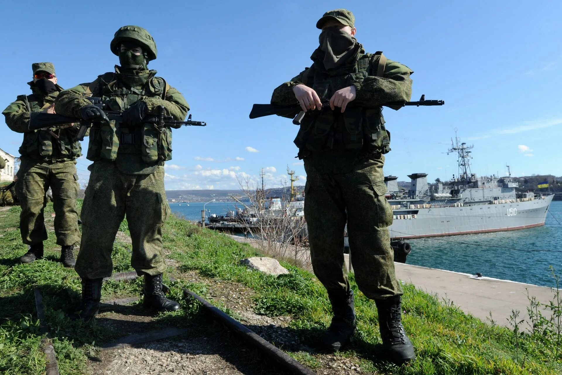 Рядовые симферополь. Штурм в крыму 2014. Русские войска в крыму 2014. Силы самообороны крыма в 2014. Зелёные человечки в крыму.