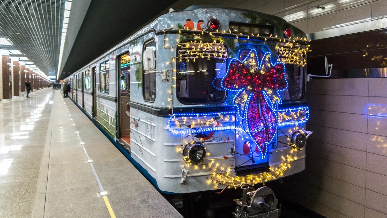 Новогодний метро. Поезд метро. новогодний поезд москва. новогодний поезд метро 2022. метро в новогоднюю ночь.