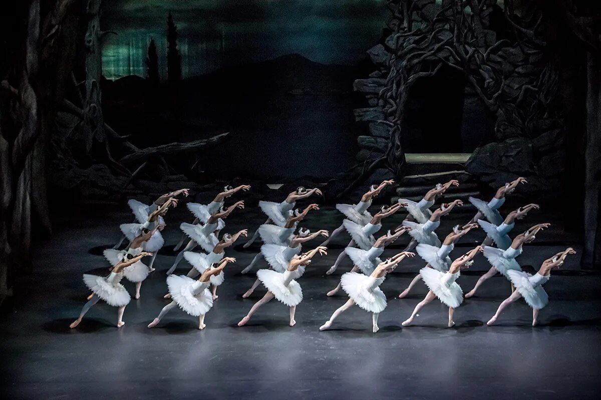 Лебединое озеро мариинский театр. Лебединое озеро 1876. Балет лебединое озеро сцена. Лебединое озеро кремлевский балет. Лебединое озеро балет нуриев.