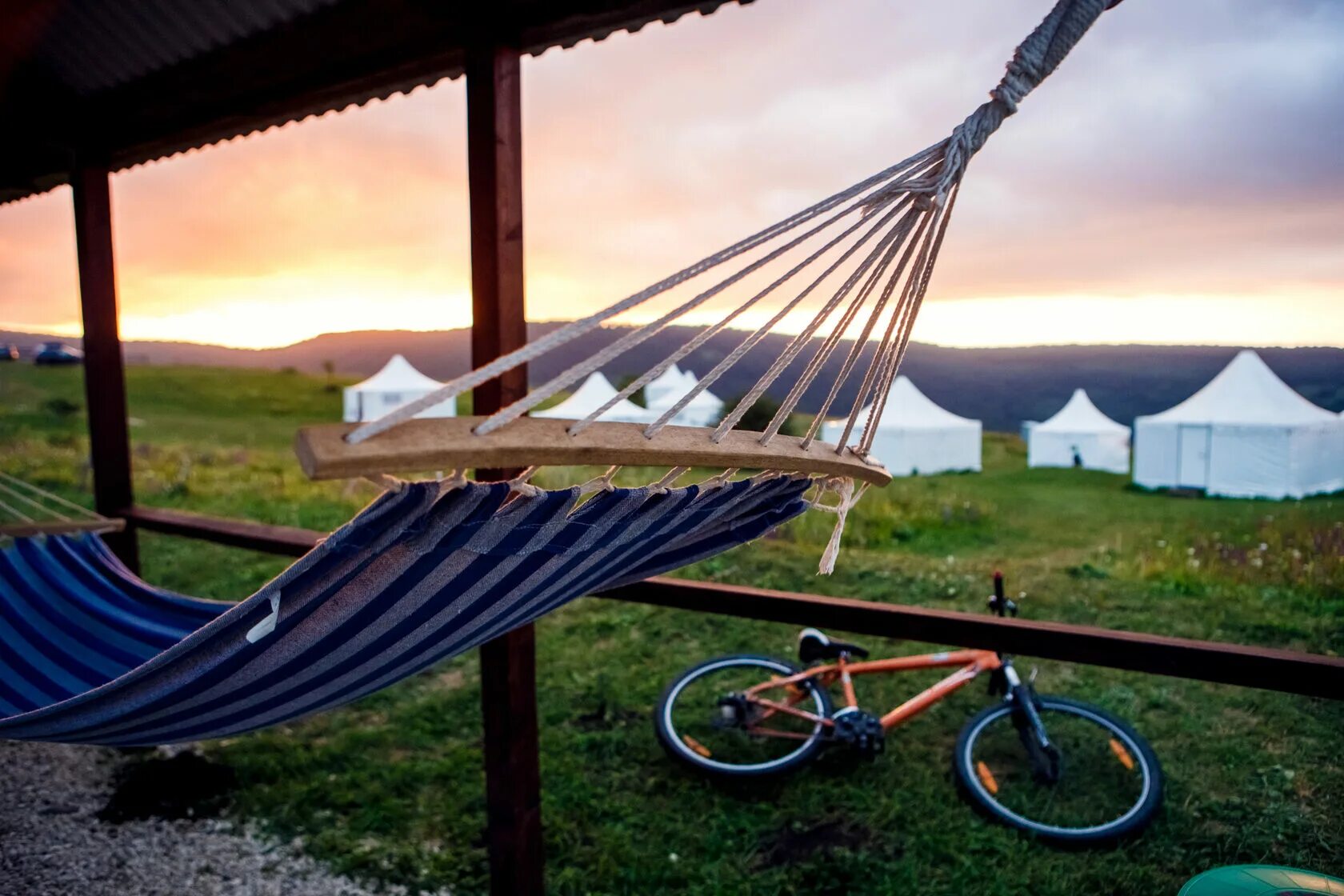 Garuda glamping abkhazia. Гаруда глэмпинг Абхазия. Глэмпинг горный Адыгея. Глэмпинг Адыгея Даховская. Глэмпинг Адыгея в горах.