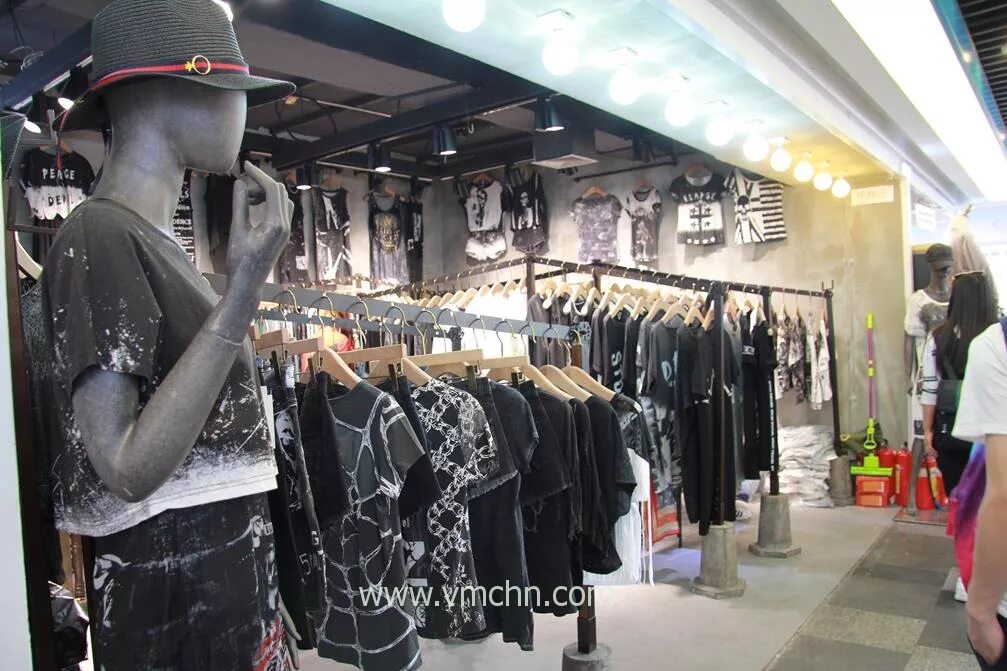 Оптовый рынок дубровка. Базар одежда. Торговый центр дубровка. Вещевой рынок. Рынок одежды.