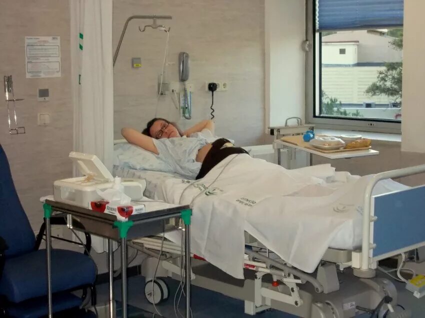 Женщина в предродовой палате. Перинатальный центр 18 роддом спб. Род зал перинатальный ц. Предродовая палата. Роддом 1 омск палаты.