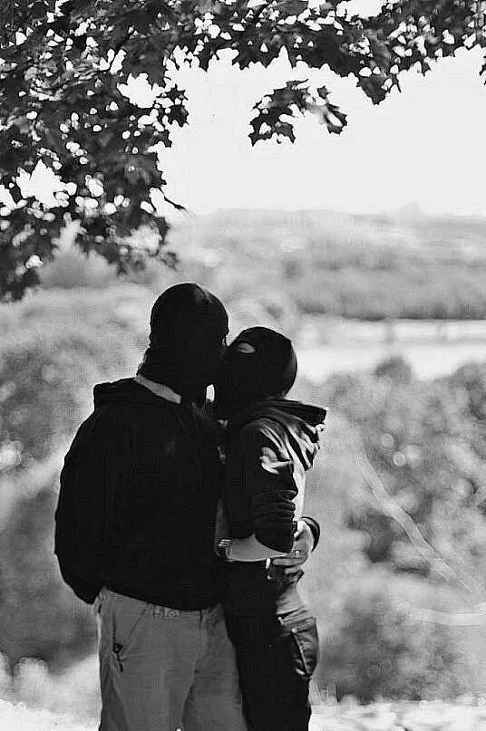 Парень и девушка в масках. Бандитская любовь. Девушка и парень в маках. Пара в бандитских масках. Парень обнимает девушку.