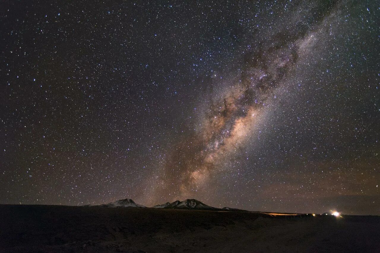 спиралевидная галактика млечный путь. расположение солнечной системы в галактике млечный. расположение солнца в галактике млечный путь. млечный путь название галактики. к какому виду галактик относится млечный путь.