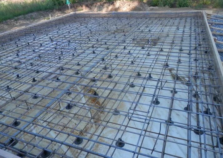 армировка бассейна. армирование площадки. бетонная армированная площадка. армирование площадки под автомобиль. арматура стекловолокно для бетона.