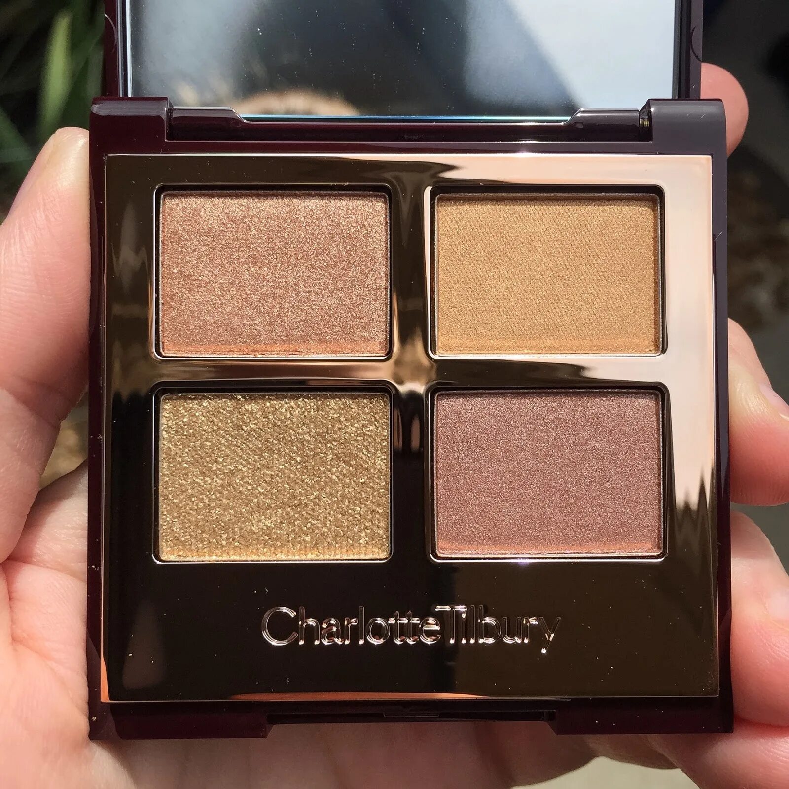 Eyeshadow quad. Палетка Charlotte Tilbury Cosmic Pearl. Charlotte Tilbury Legendary Queen. Olive Eyeshadow Quad.