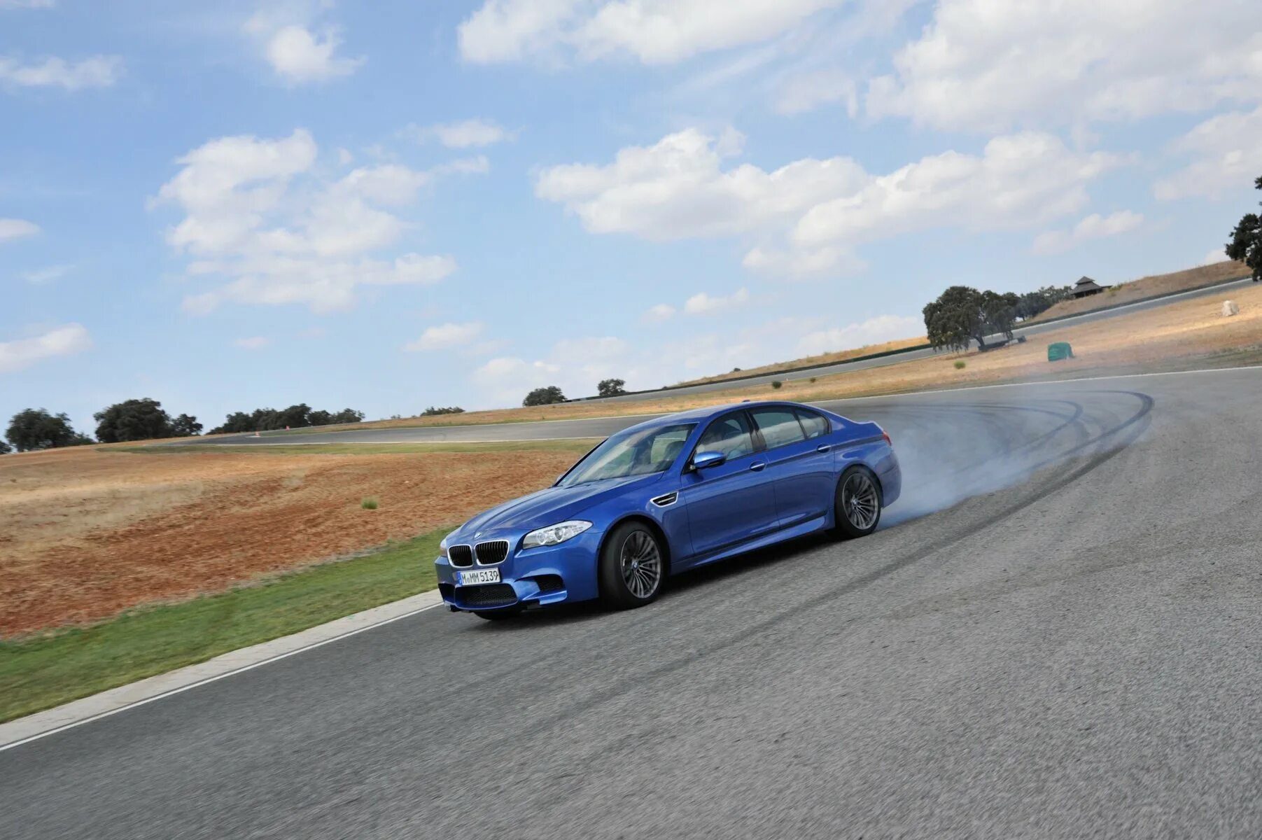 M5 f90 дрифт. Бмв м5 ф90 дрифт. bmw m5 f60 drift. bmw m5 f90 в дрифте.