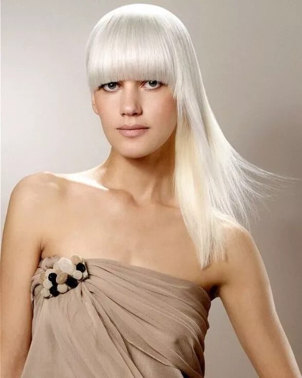 Крашеная челка. Каре блондинка с челкой. Блонд с челкой. Белый цвет волос. Каре с челкой блонд.