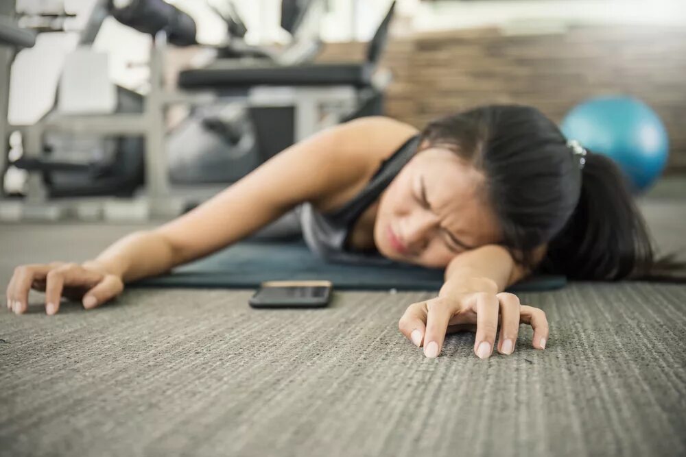 Мужчина в спортзале. Спорт фото. Сила воли девушка. Использовать женщину. Не заниматься спортом.