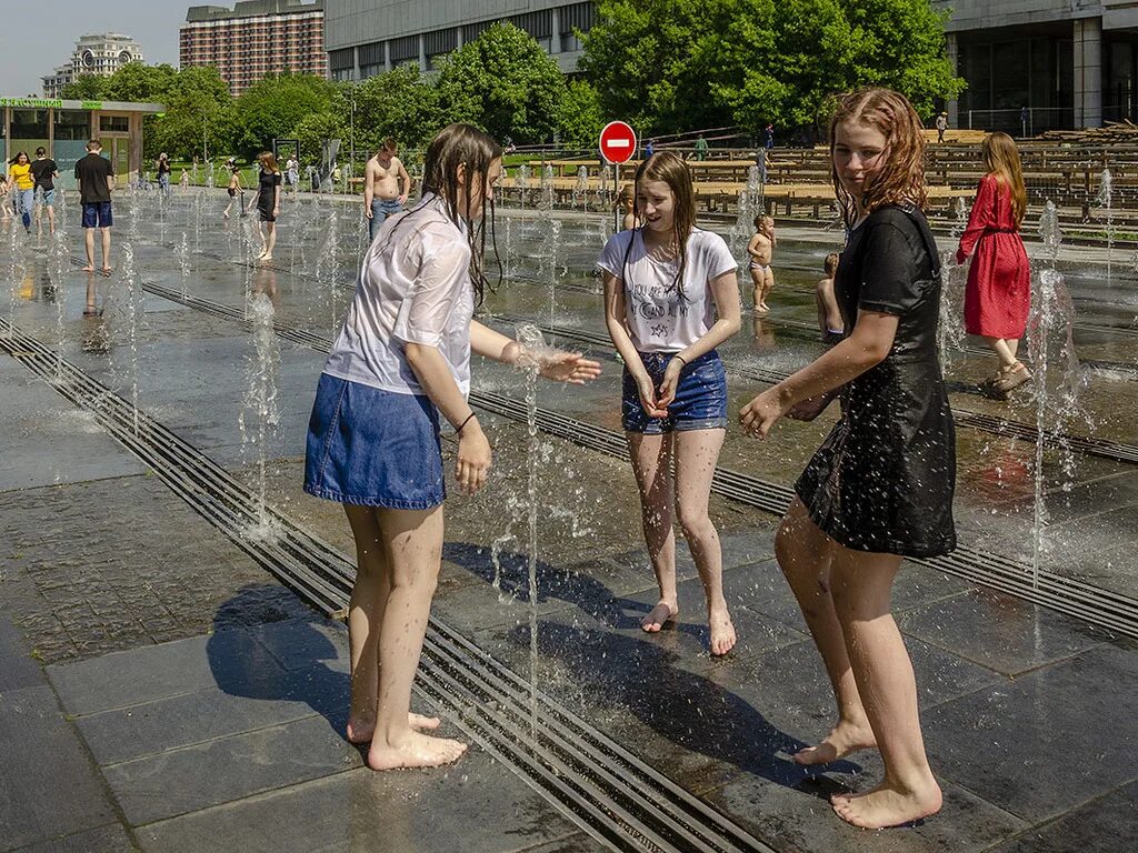 Девушки купаются в фонтане. Мокрая девушка в фонтане. Под дождем без зонта. Забег под дождем. Радость под дождем.