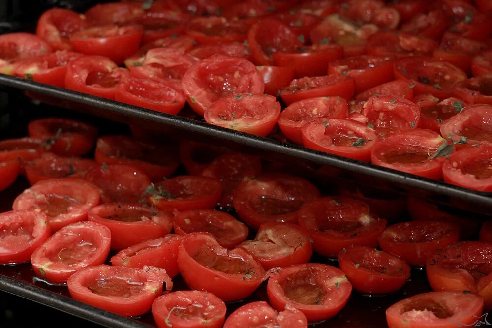Вяленые томаты в домашних условиях фото. Вяленые помидоры. Вяленые помидоры в духовке. Вяленые томаты в духовке. Вяление томатов в духовке.