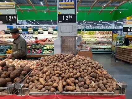 На рынке продает картошку