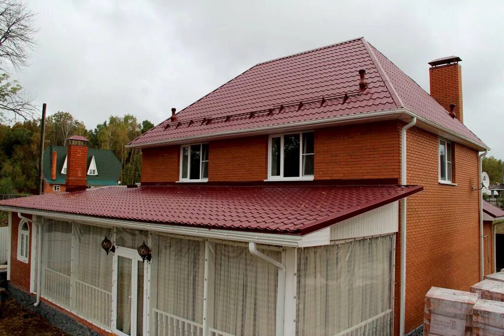Крыши из металлочерепицы фото домов Мансардные окна установка в Листвянке: 99 кровельщиков с отзывами и ценами на Ян