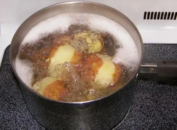 Картошка варится в кипящей воде. Вареный картофель в кастрюле. Горячая картошка в кастрюле. Картошка в мундире сгорела в кастрюле. Картофель с пенками.
