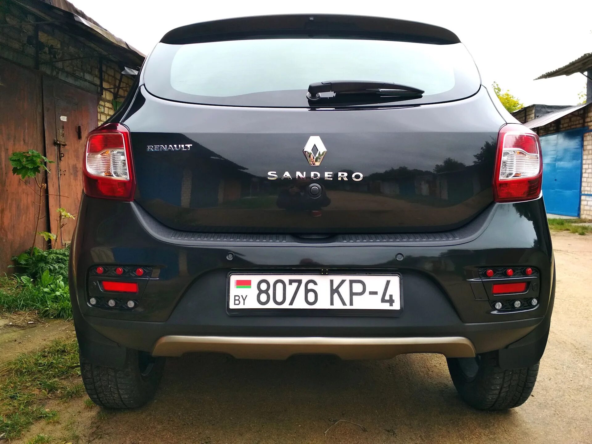 Рено дастер 2021 задние парктроники. Sandero 1 парктроники. Дастер 2 парктроники. Дастер бампер 3 парктроников. Рено степвей снятие задней фары.