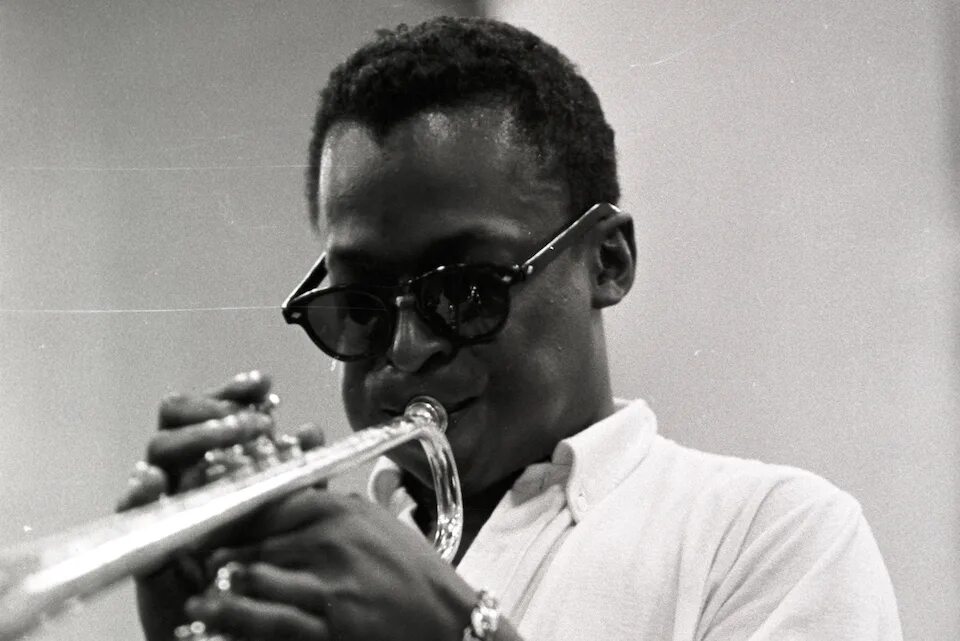 De jazzed. Майлз Дэвис. Майлз Дэвис труба. Miles Davis discography. Майлз Дэвис в темных очках.