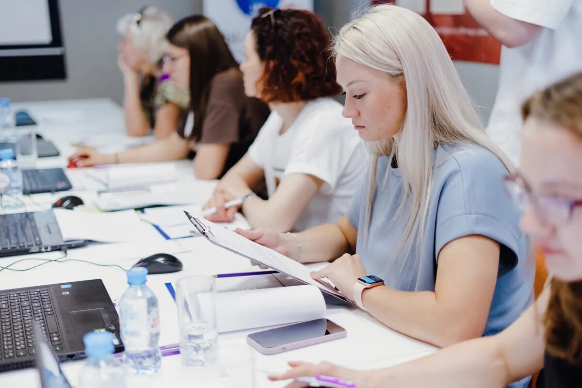 молодежь в офисе. работа молодежной организации. финансовая поддержка. офис коворкинг с людьми. основные профессиональные образовательные программы особенности.