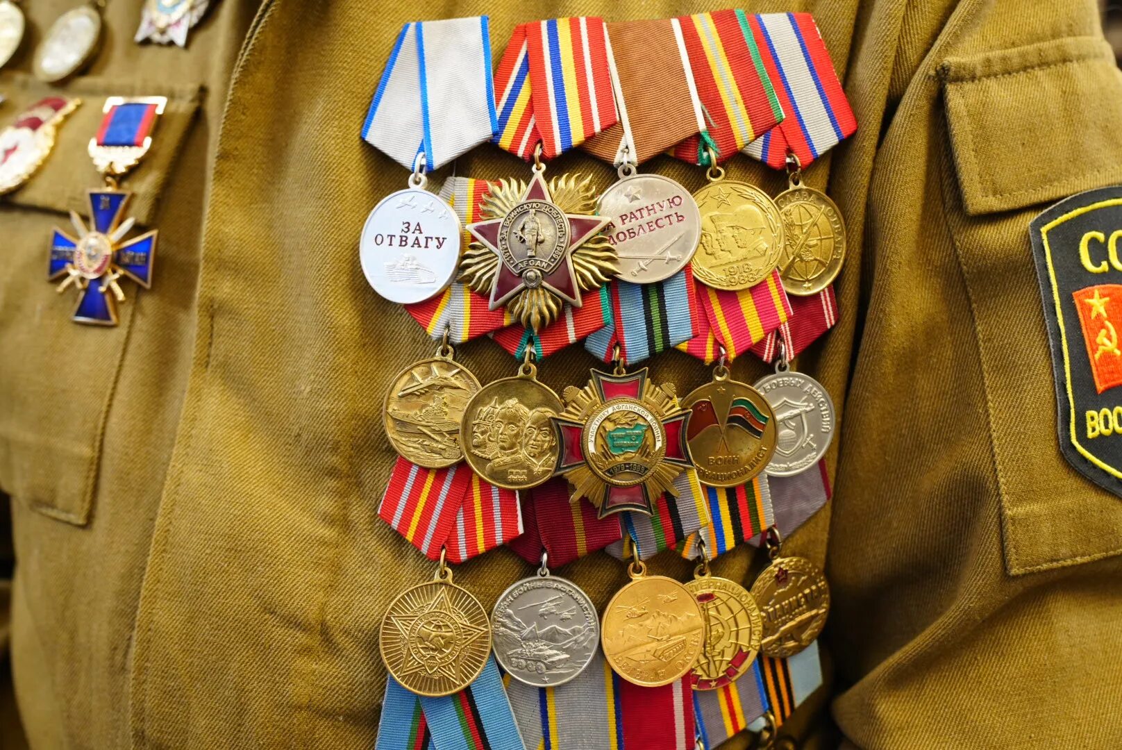 Медали военнослужащих сво. Медаль Доброволец сво. Награда медаль волонтер. Награды РФ ордена и медали сво.