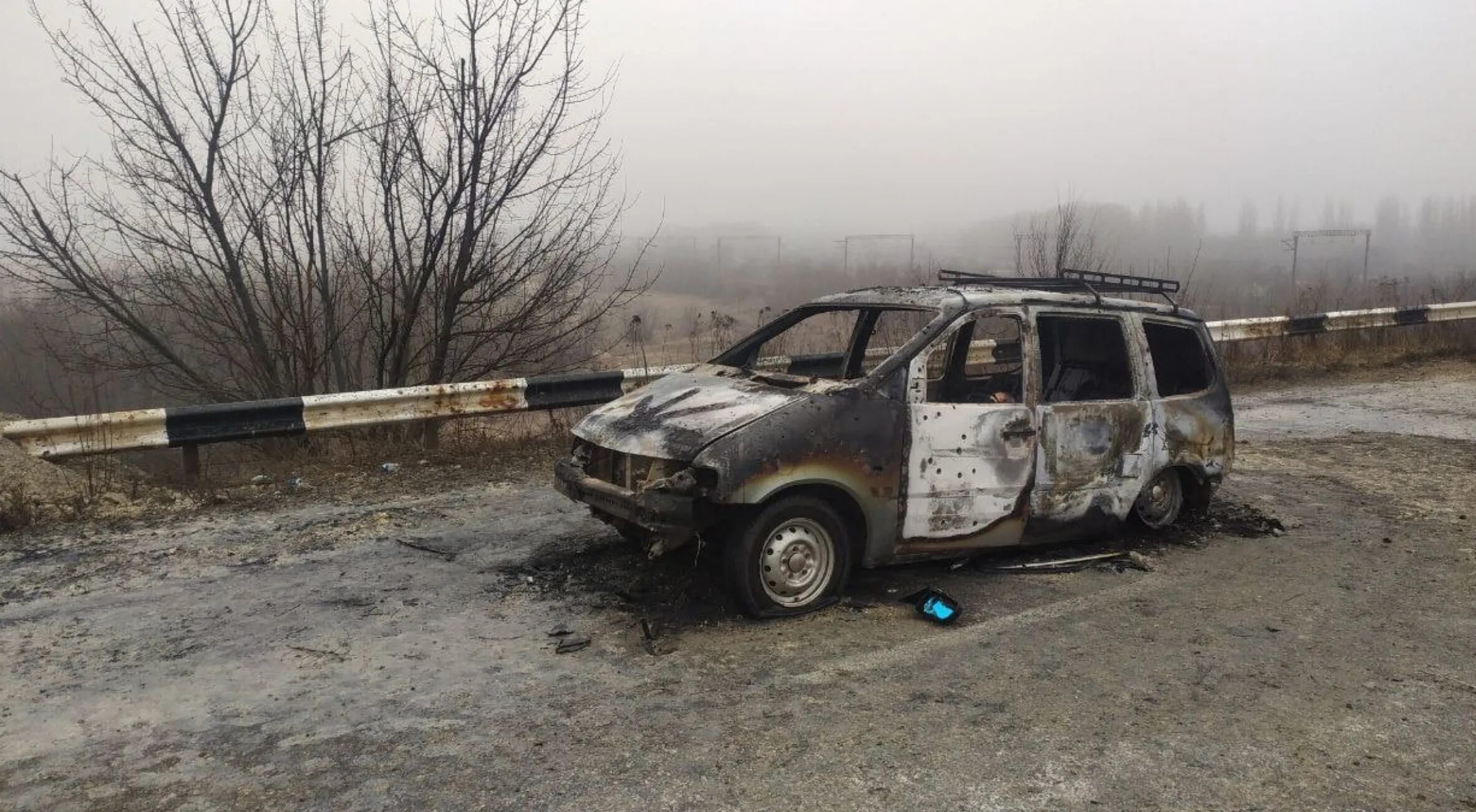 Подрыв машины в Донецке февраль. Подрыв машины в Горловке. Разваленная машина. Обстрел машины с мирными жителями.