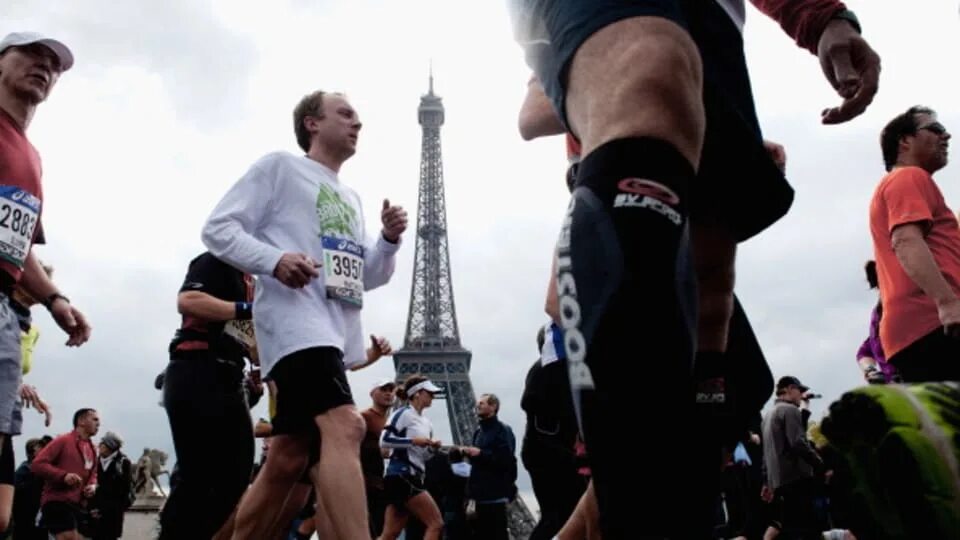 Забег 42 км 195 м. Полумарафон Париж. Марафон в Париже 2022. Парижский полумарафон 2022. Медаль на парижском полумарафоне.