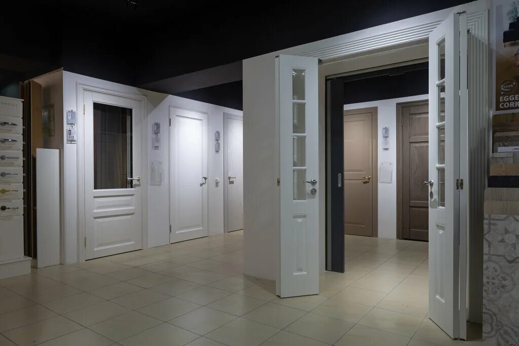 цветные двери в интерьере. полуторные двери межкомнатные. три новые двери. межкомнатные двери. три новые двери.