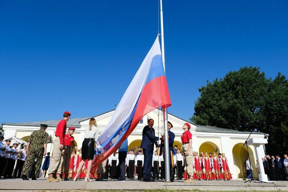 Поднятие знамя. День флага Астрахань Кремль. День России в Астрахани 2022. Поднятие флага. Поднятие флага России.