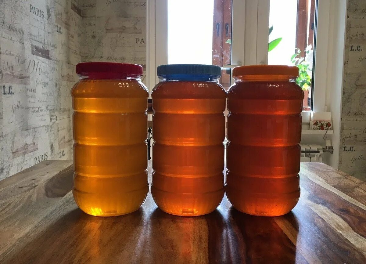 Мед 3 литра сколько. Башкирский мед 3л. Банка мёда 3 литра. Пластиковая банка для меда 3 литра. Мед в пластиковых банках.