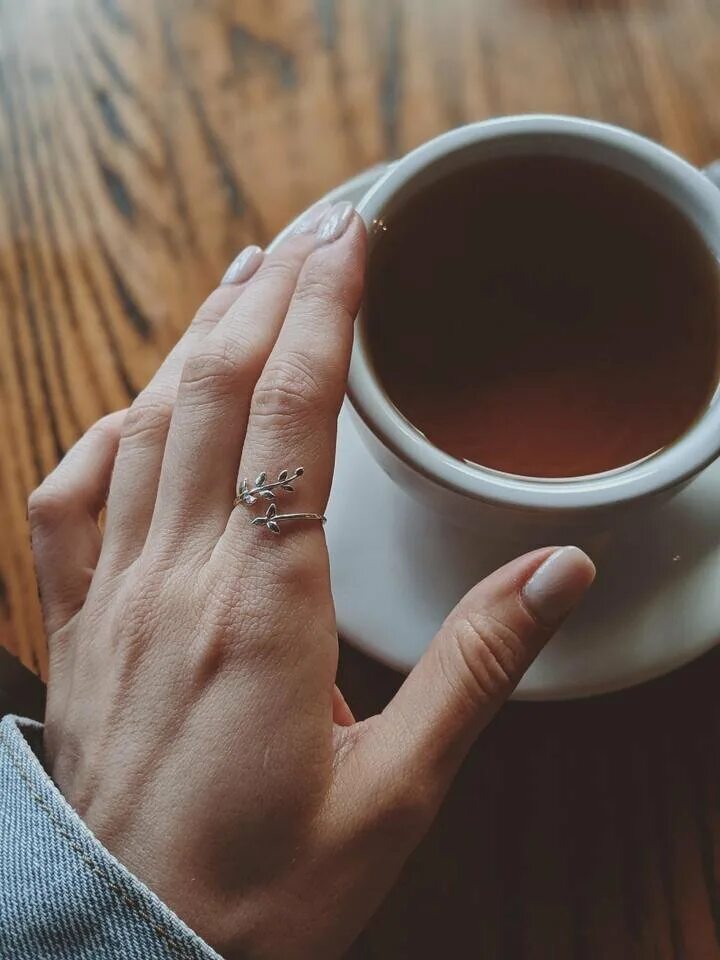 Чашка в руке. Кружка на белом фоне в руке. Кружка рука. Кружка с руками. Кружка с чаем в руках.