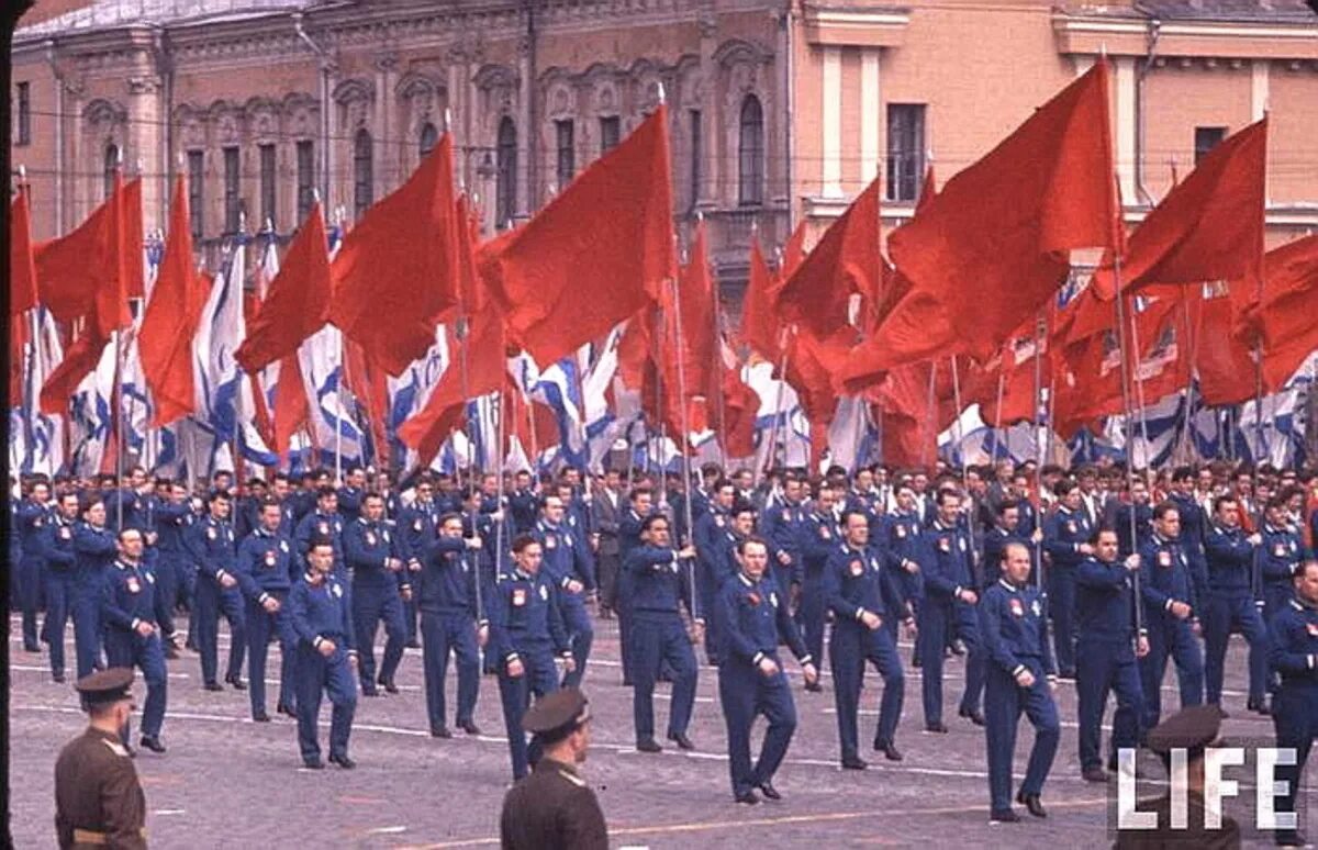 1 Мая шествие СССР. Парад 1 мая СССР. Демонстрация 1 мая в СССР. Знамена на демонстрации.