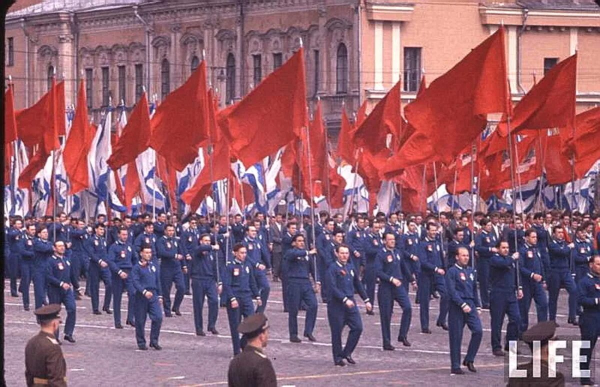 Первый парад 1 мая. 1 мая шествие ссср. парад 1 мая ссср. демонстрация 1 мая в ссср. знамена на демонстрации.
