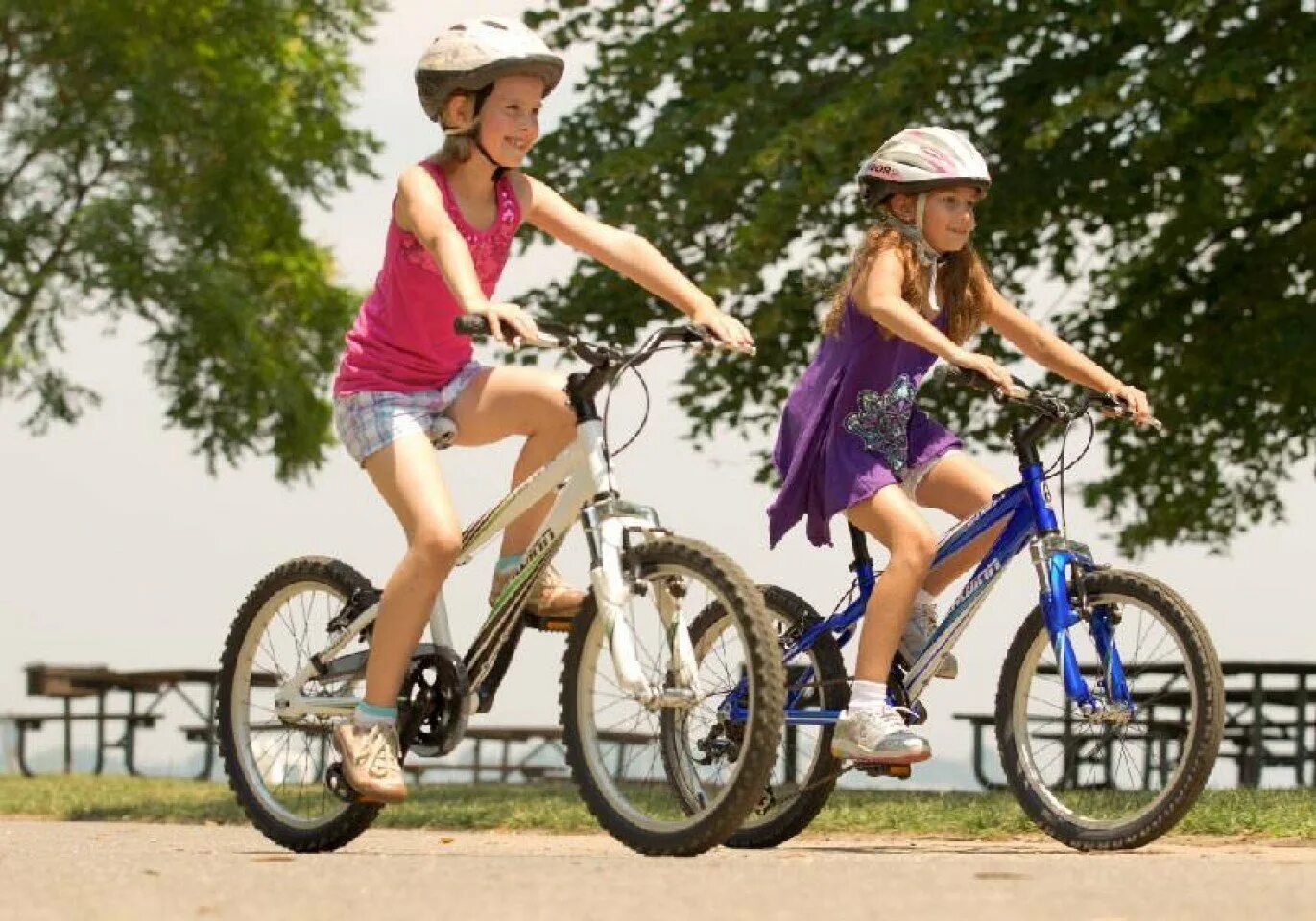 Где кататься ребенку на велосипеде. Кататься на велосипеде. Велик для детей. Лето кататься на велосипеде. Дети с велосипедом.
