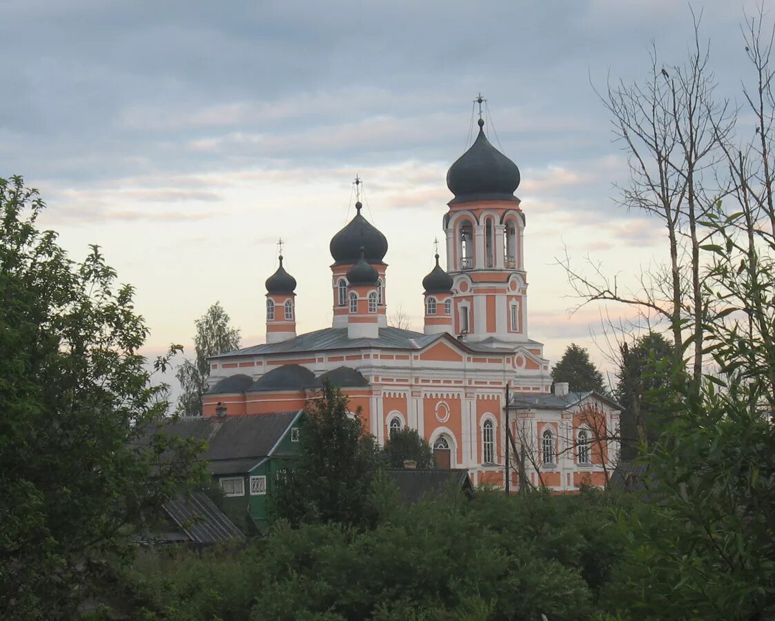 Рп5 крестцы новгородская область. Деревня Крестцы Новгородская область. Церковь Крестцы. Достопримечательности Крестцы Новгородской. Храм Святой Троицы Крестцы Новгородской области.