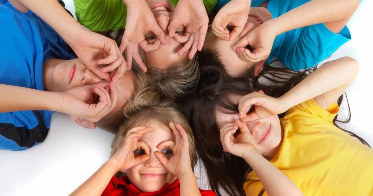 Школьник и дошкольник. Ребенок в раннем детстве. Группа методов социально-эмоционального воспитания. Мальчик смеется. Дети дошкольного возраста смеются.