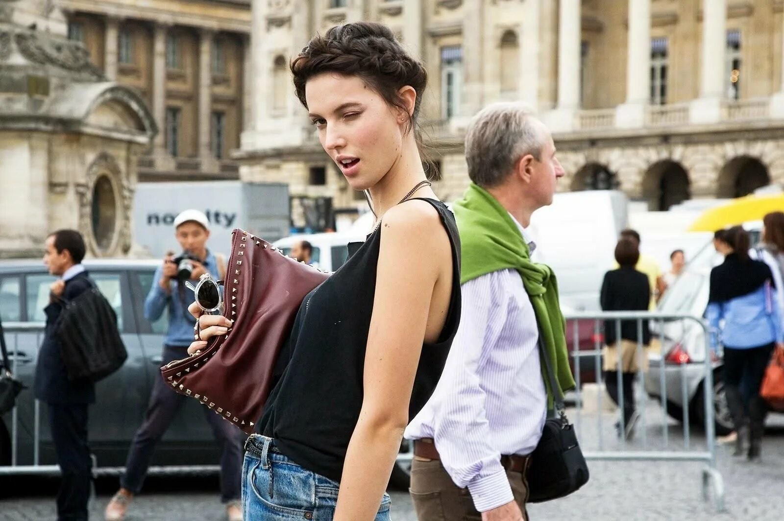 Образы в парижском стиле. Парижский шик инес де ла фрессанж. Француженки. Стрит стайл кепи. Люди на улицах парижа.