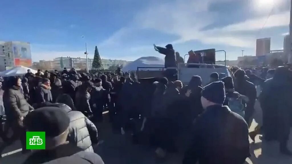 Избиение салтанат в казахстане видео. Задержания на митинге в Казахстане 2022. Бунт 2022 Казахстан Шымкент. Сбер в Казахстане беспорядки. Казахскому народу - казахского лидера митинг в Казахстане.