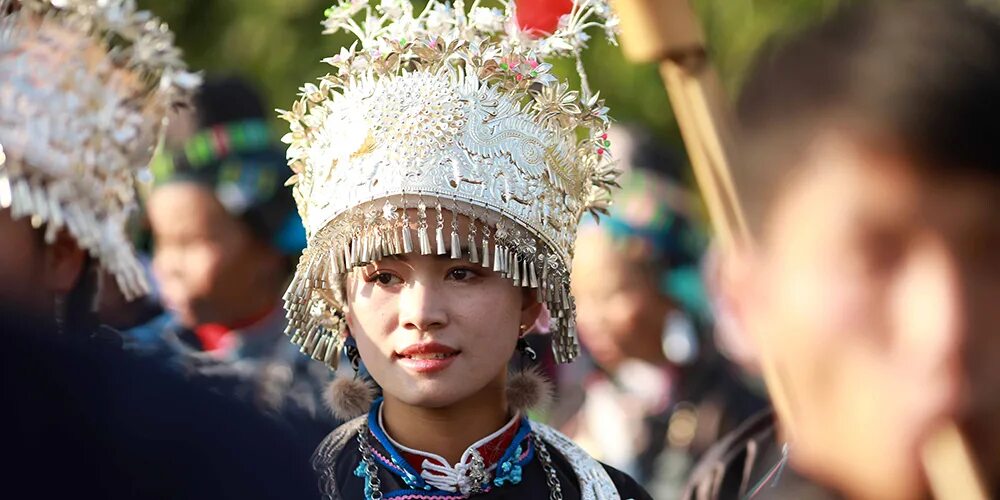 образ для осенней фотосессии. трусы на дереве. костюм дерева для мальчика. необычная одежда для женщин. украсить дерево платками.